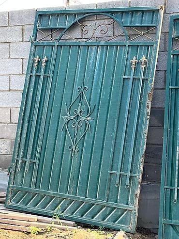 Распашные ворота: Металлические распашные ворота из профнастила с кованым декором — 3