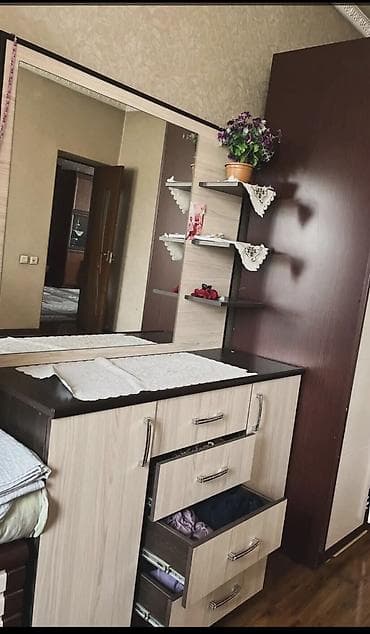 дешевые спальные гарнитуры: Продаю такие красивые мебели Кровать без мехпод за 14тыся Косметички — 3