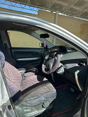 r18 audi: Компактный городской хэтчбек (правый руль), серебристый цвет кузова — 2