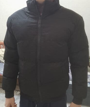 фирмы пуховиков: Черная куртка-пуховик - Классический прямой крой, горизонтальная — 2