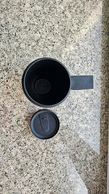 кружка с крышкой: Термокружка с ручкой и крышкой. Объем примерно 400–500 мл. Материалы — 2