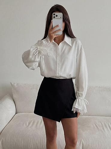 рубашка в клетку: Белая женская блузка с кружевными манжетами. Есть размер M - — 2