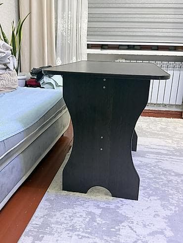 кухни стол: Компактный прямоугольный стол из ЛДСП темного цвета (венге/эбони). - — 1