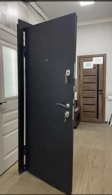 Надежная входная дверь с двумя замками и глазком. Металлическая