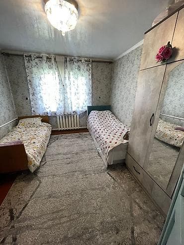 дом с швейный цехом: Просторный частный дом с большим крытым двором/навесом. Токмак — 1