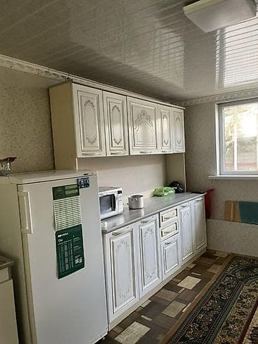 без хозяев: Продаётся частный дом с ухоженным двором и навесом. - Материал стен — 8