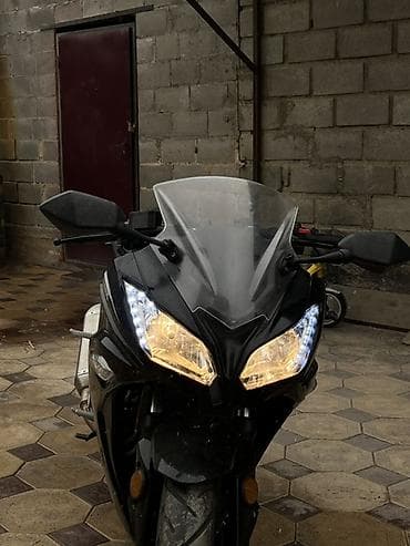 спрот байк: Спортивный мотоцикл (черный обтекатель, двухфарная оптика) с ветровым — 3