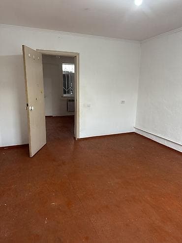 комната сатылат: С Кожомкулдан 2 комната прихожкасы мн,суу ичинде — 1