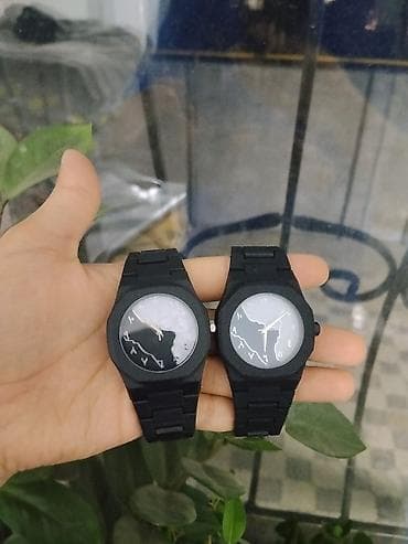 Пара унисекс наручных часов в минималистичном стиле. - Корпус и