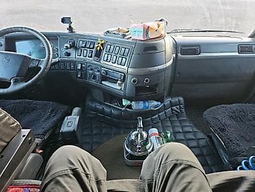 а 210: Тягач, Volvo, Тентованный — 3