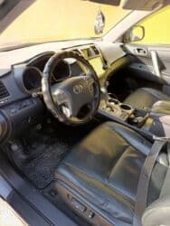 бак топливной: Toyota — салон внедорожника с кожаным интерьером - Черный кожаный — 8