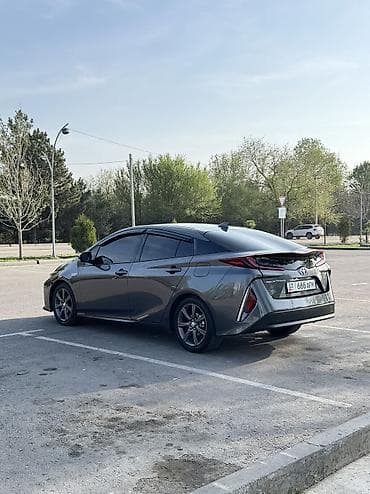 tesla 3: Toyota Prius: 2017 г., Гибрид, Хэтчбэк — 5