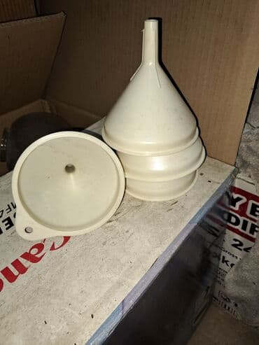 Продаю воронки 1 шт 25 сом. Есть 40 шт.Колбы для термоса по 50сом