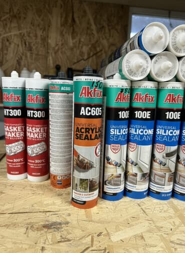 Универсальный акриловый и силиконовый герметик Akfix предназначен для