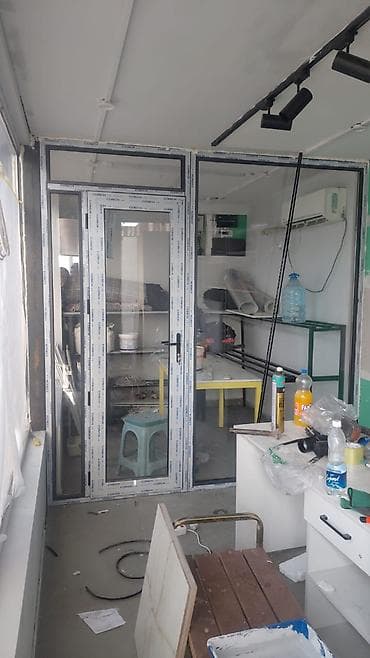 Внутренняя отделка: Стеклянная дверь с белой рамой, оснащенная черной ручкой, обеспечивает — 1