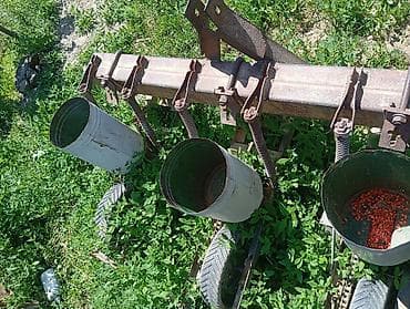 Трёхрядная навесная сеялка для точечного высева семян - Конструкция at lalafo.kg Трёхрядная навесная сеялка для точечного высева семян - Конструкция