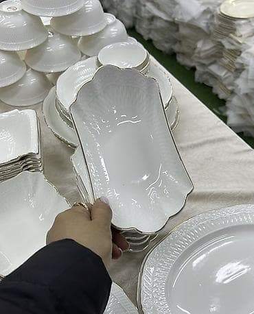 продаю фарфор: Белоснежный столовый сервиз из тонкого фарфора с рельефным узором и — 7