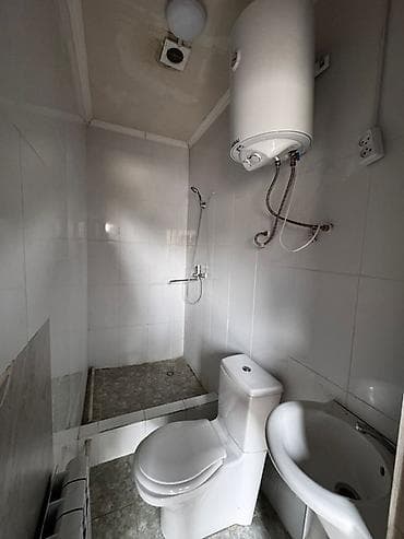 банный катёл: Квартира - Планировка: одно большое помещение с окном и радиатором — 1