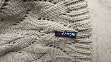 продаю в связи с переездом: Шапочка тёплая на девочку. Цвет светло-серый, размер на фото. Пишите в — 4