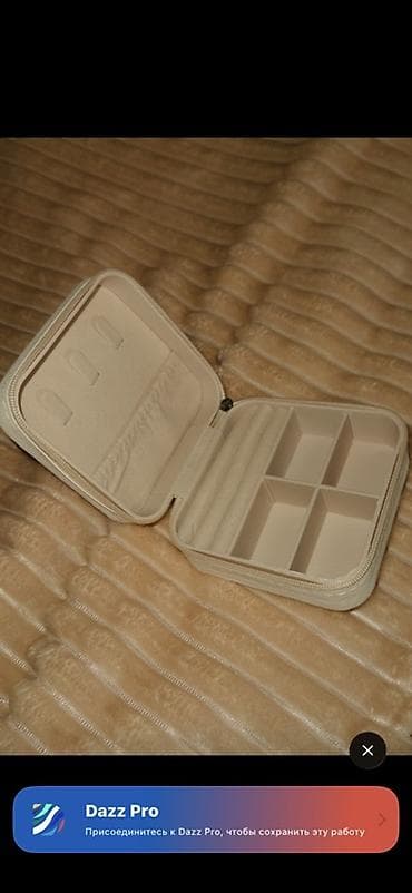 Компактная шкатулка-органайзер для украшений с молнией. Подойдет доя