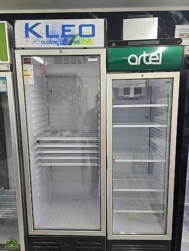 Холодильные витрины с остеклённой дверью для напитков и продуктов. -