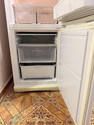 q макс: Холодильник Indesit, двухкамерный, белый. Состояние отличное, работает — 3