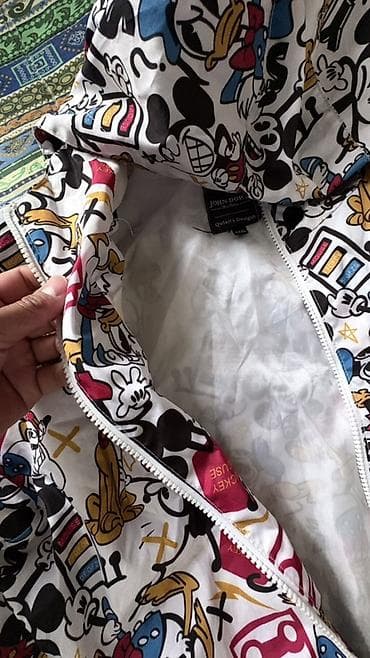 курты: Легкая ветровка с капюшоном в ярком мультяшном принте. - Принт — 2