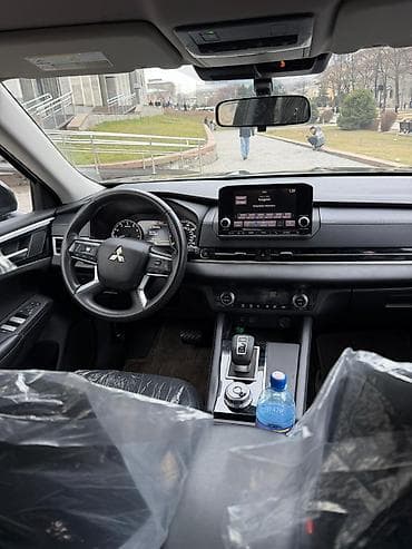 Mitsubishi Outlander (актуальное поколение), черный кроссовер — 3