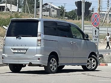 Toyota Voxy: 2004 г., 2 л, Автомат, Бензин, Минивэн