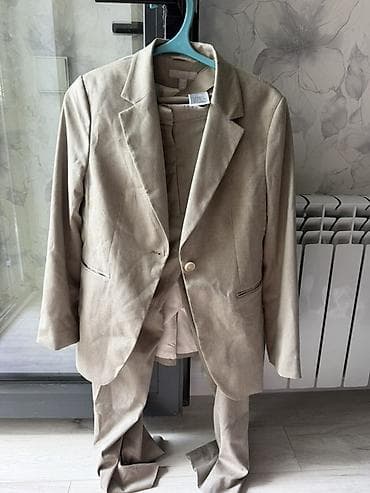 чиносы hm: Костюм H&M, бежево‑песочный, классический крой. Состав ткани — 1