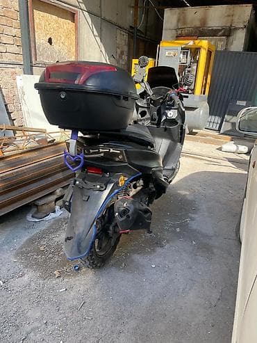 средний кузов: Скутер/максискутер 150–200 см³ (ориентировочно), черный, с — 2