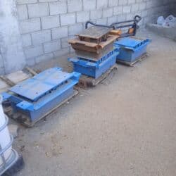 стол трансформер 2 в 1: Пескоблок чыгарган полуавтомат станок сатылат. Станок жаны, комплекте — 8