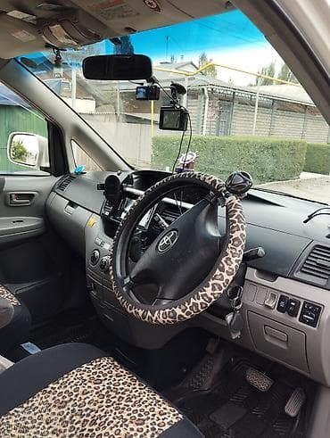 Toyota Voxy: 2003 г., Минивэн