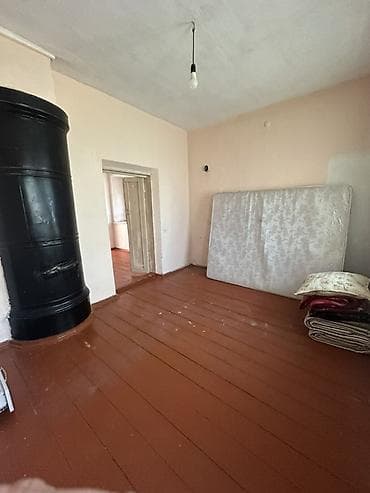 Дом с участком и воротами - Одноэтажный дом с двускатной крышей