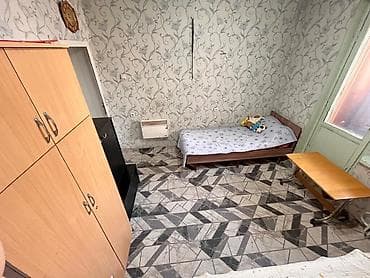 коттедж с бассейном: Уютная меблированная комната - Планировка: прямоугольная комната с — 2