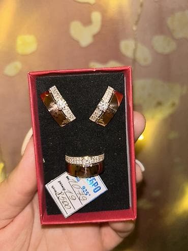 Комплект украшений из серебра 925 пробы в подарочной коробке. Состав