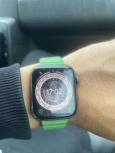 Apple Watch с прямоугольным сенсорным экраном и зелёным ремешком