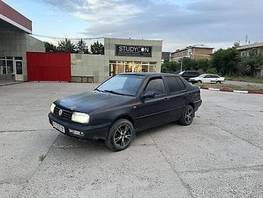 кок талаа: Volkswagen Vento: 1992 г., 1.8 л, Кол менен иштөөчү, Бензин, Седан — 6