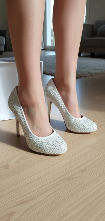 Продаю туфли (Европа), каблук 8см, размер 39 - 40. Камни под