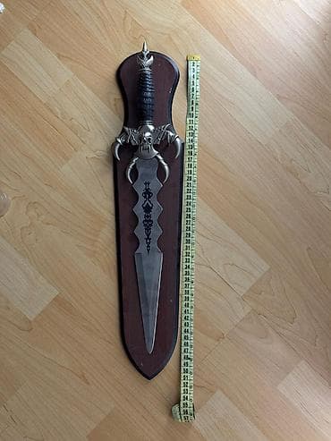 клинок: Декоративный кинжал с уникальным дизайном, закрепленный на деревянном — 3