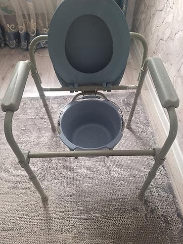 бир туалет: Туалет-стул (санитарное кресло) с крышкой и съемным ведром — 4