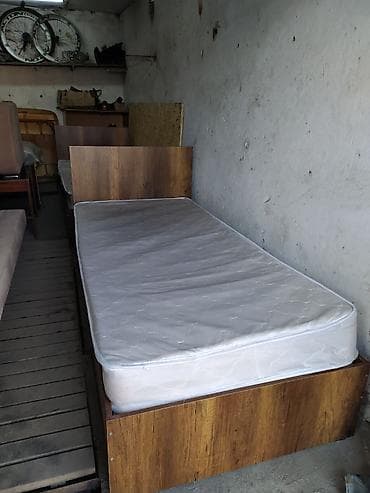 Кровати: В продаже односпальная кровать из ЛДСП с высоким изголовьем в наличии — 1