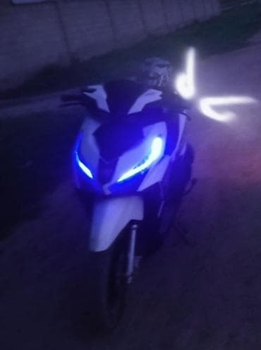 Скутер/мопед городского типа с выразительной передней оптикой