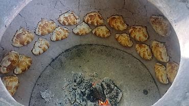 Азык-түлүктөр: Самса из тандыра формы, выпеченные в глиняном тандыре на дровах. - — 2