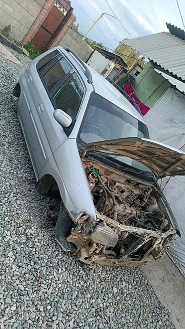 mazda 325: Разбор на запчасти: компактный серебристый универсал (5 дверей) Мазда — 3