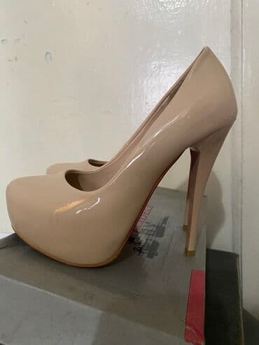 срочно продаю в связи с переездом: Эркектердин туфлиси, 35.5, Жаңы, түсү - Саргыч боз, Өзү алып кетүү — 1