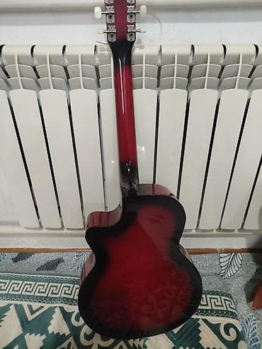 Акустическая гитара с вырезом (cutaway), корпус формата дредноут