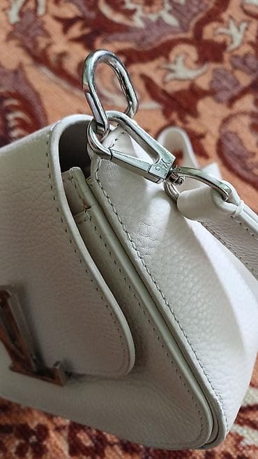 брелок металлический: Классическая сумка, Louis Vuitton, Материал: Натуральная кожа, Съёмный ремень, Женские, Б/у — 2