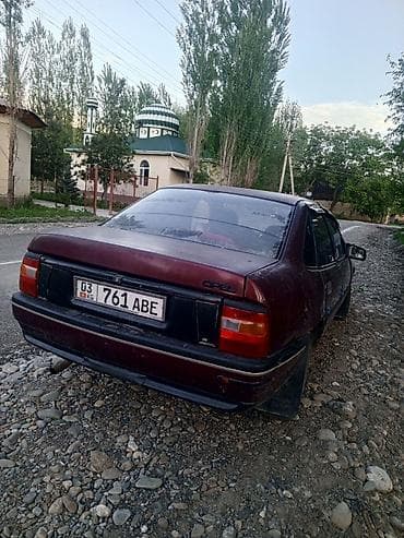 subaru 2002: Opel Vectra: 1989 г., Седан — 3