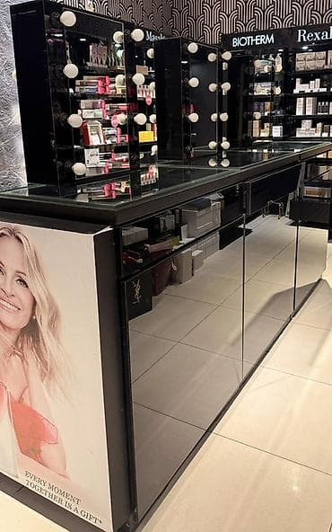 Профессиональная косметическая стойка-витрина с гримёрными зеркалами